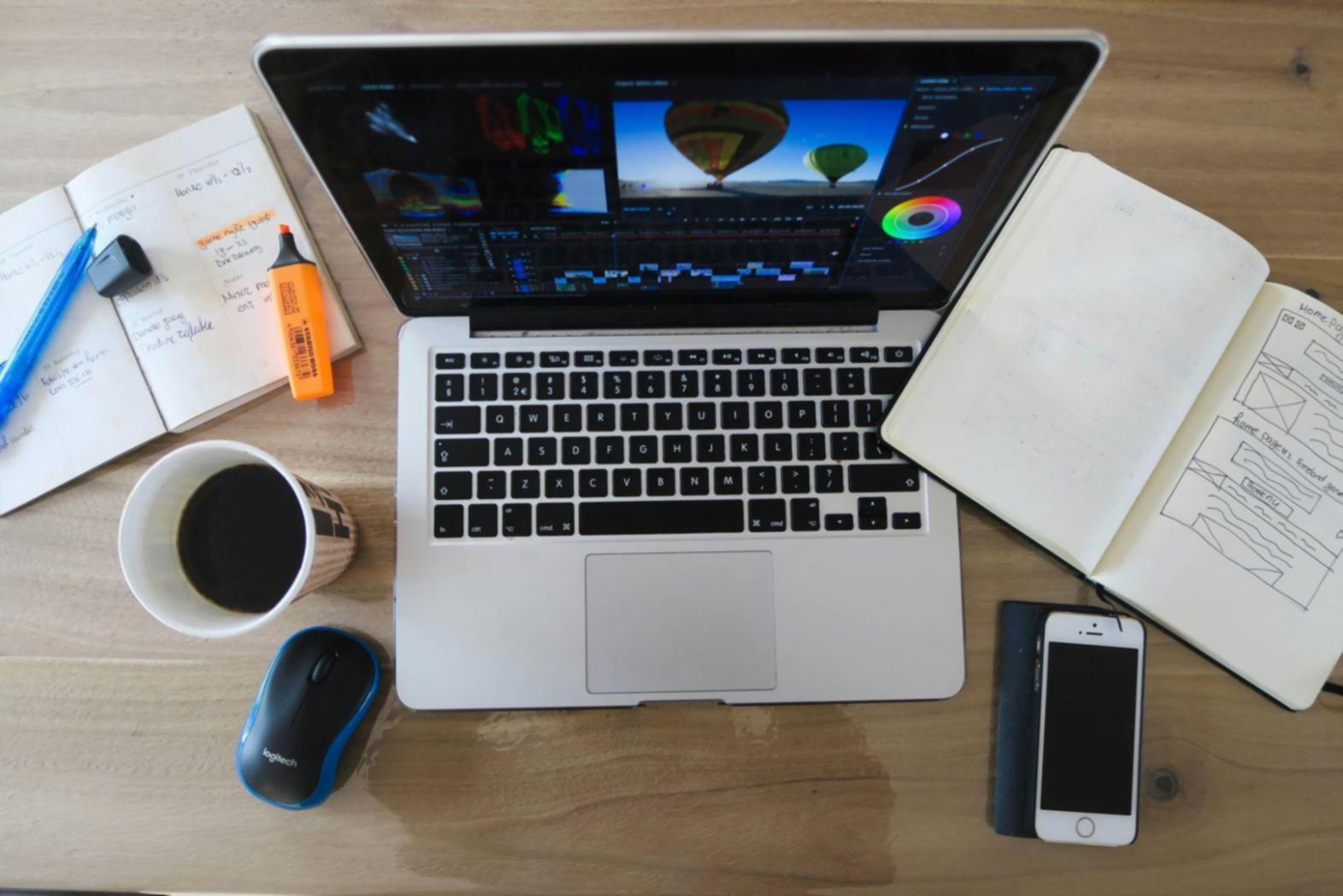Espace de travail moderne avec documents financiers et ordinateur portable
