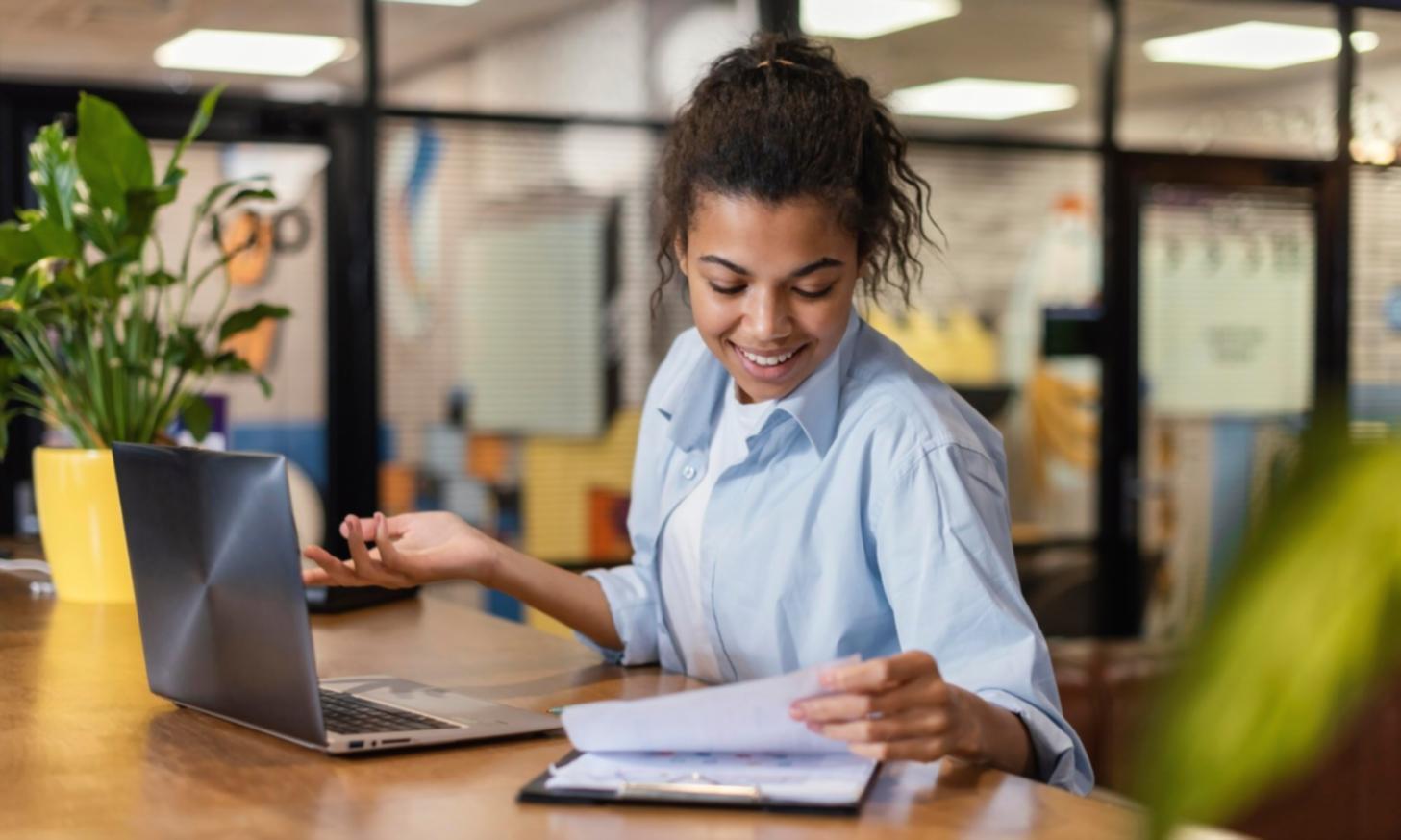 Séance de travail collaboratif avec documents financiers et calculatrice